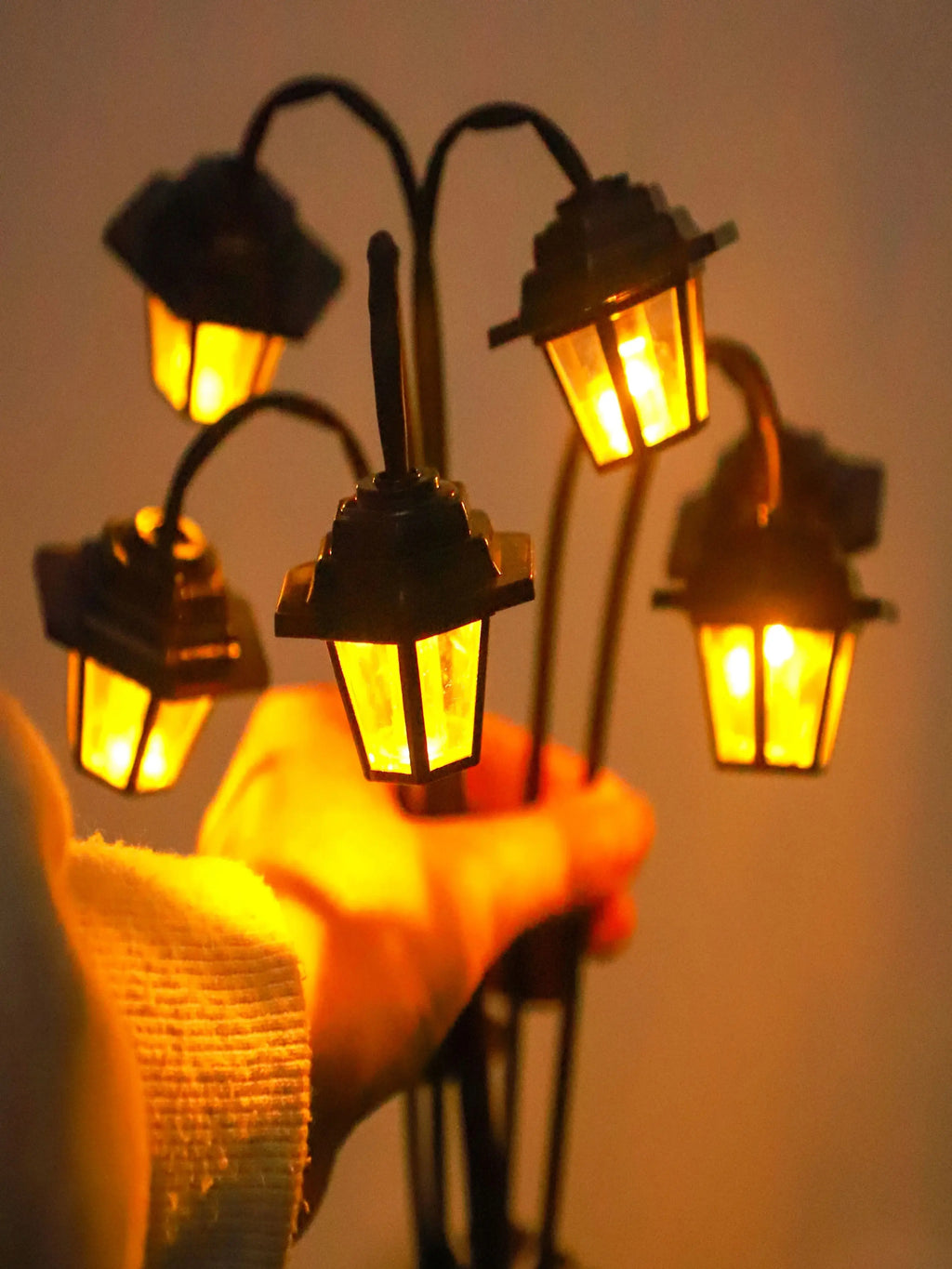 1pc Retro Lantern Decorative Light Solar-powered 6LED Retro Street Lamp Shaped Decorative Light Suitable for Garden Courtyard