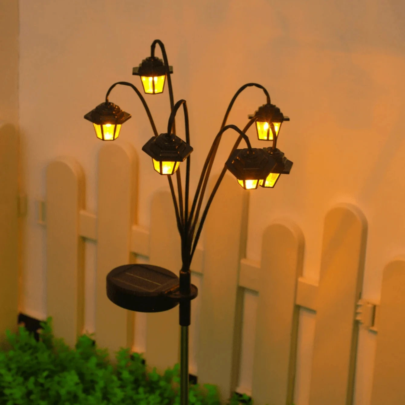1pc Retro Lantern Decorative Light Solar-powered 6LED Retro Street Lamp Shaped Decorative Light Suitable for Garden Courtyard